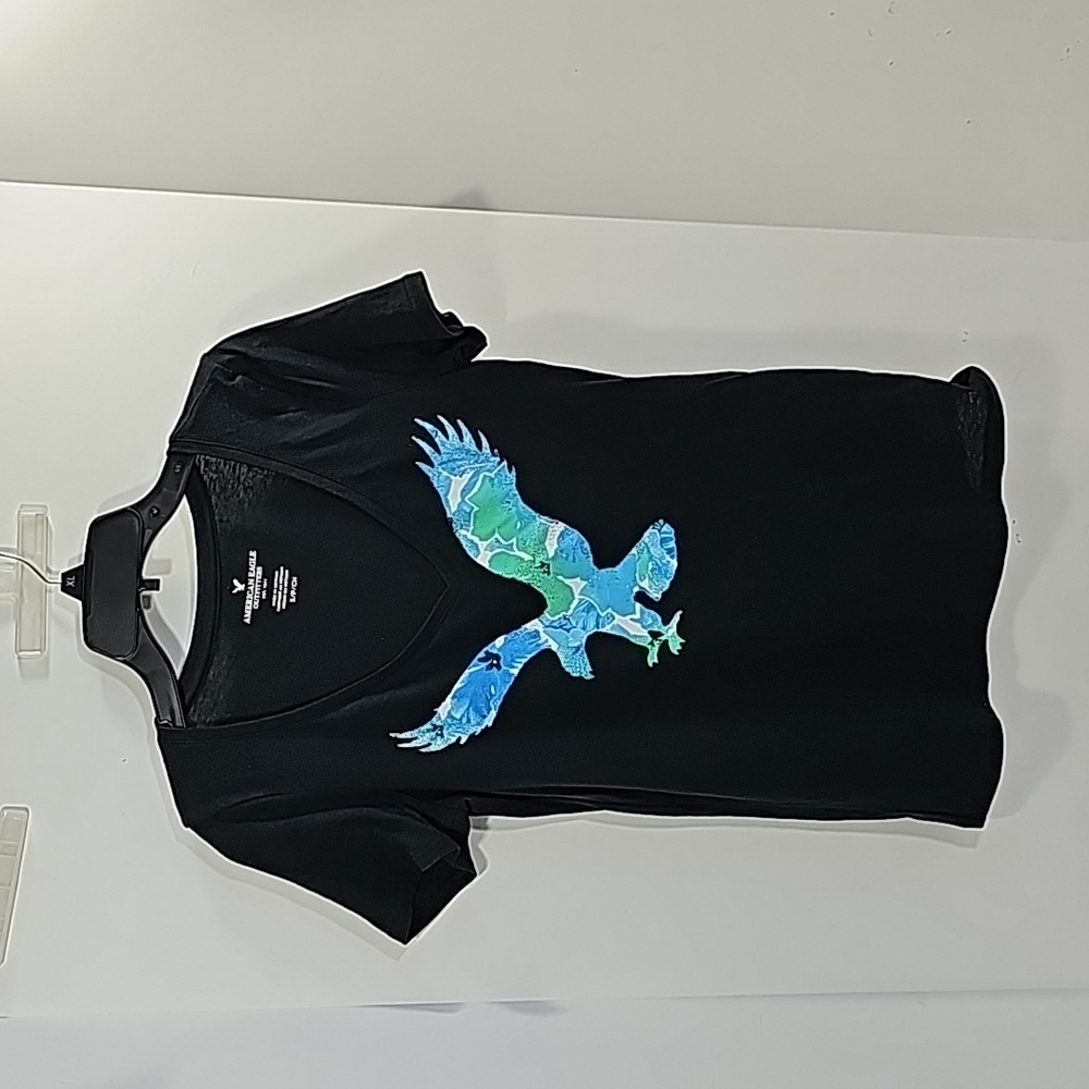 American Eagle V-neck Tee- S